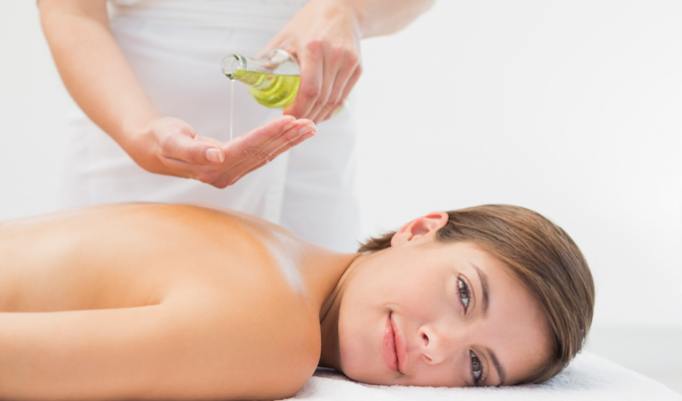 Massage mit Aromaöl 