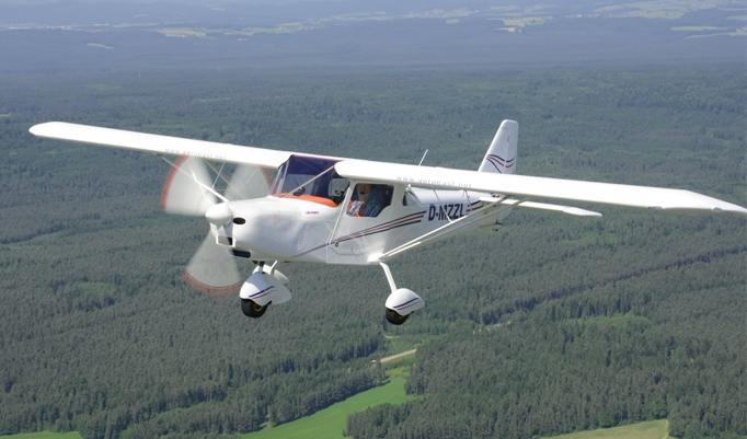 Rundflug über Wald im Ultraleichtflugzeug