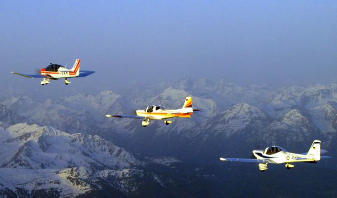 Drei Flugzeuge beim Alpenrundflug