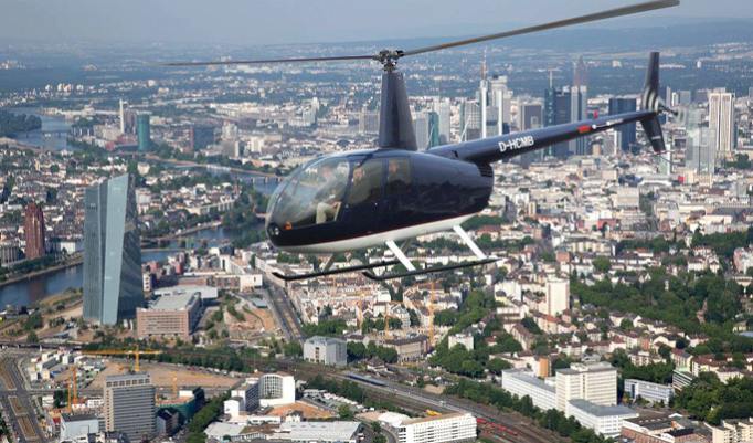 Im Hubschrauber über die Dächer Frankfurts