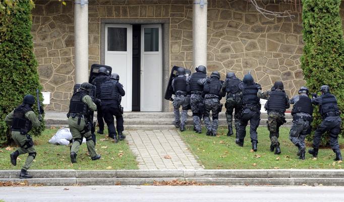 SWAT stürmt Haus
