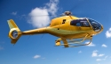 Gelber Hubschrauber fliegt