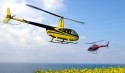 Zwei tief fliegende Helicopter am Meer
